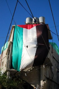 Bandera palestina y bidones de agua. Iñaki Legarda